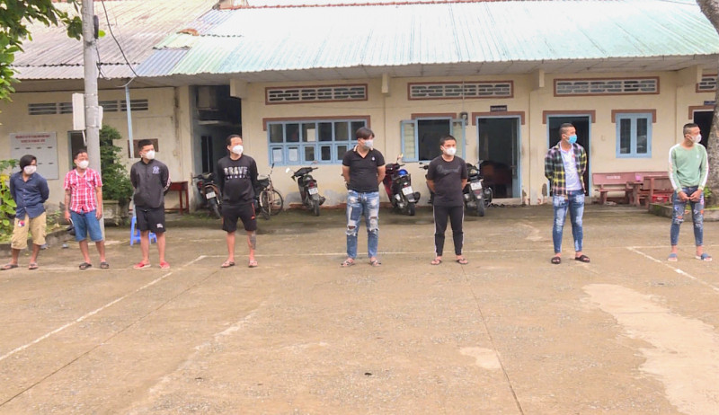  Hai nhóm thanh niên nổ súng, náo loạn Vĩnh Long. Ngày 26/9, Công an TP Vĩnh Long (Vĩnh Long) đã tạm giữ hình sự Bùi Đắc Tài (SN 2002), Trần Quốc Sang (SN 2002, trú tại TP Vĩnh Long) và 6 đối tượng liên quan để điều tra về hành vi gây rối trật tự công cộng. Do mâu thuẫn, hai nhóm thanh niên của Sang và Tài hẹn gặp mặt trên đường Mậu Thân để giải quyết mâu thuẫn nên đã mang hung khí nóng đến nơi hẹn. Khi chạm mặt trên đường 23/9, Sang cầm súng bắn nhiều phát chỉ thiên, nhóm Tài bỏ chạy. Sang cùng đồng bọn đuổi theo trên nhiều tuyến phố, gây náo loạn. (Ảnh: CAND)