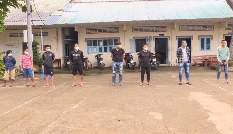  Hai nhóm thanh niên nổ súng, náo loạn Vĩnh Long. Ngày 26/9, Công an TP Vĩnh Long (Vĩnh Long) đã tạm giữ hình sự Bùi Đắc Tài (SN 2002), Trần Quốc Sang (SN 2002, trú tại TP Vĩnh Long) và 6 đối tượng liên quan để điều tra về hành vi gây rối trật tự công cộng. Do mâu thuẫn, hai nhóm thanh niên của Sang và Tài hẹn gặp mặt trên đường Mậu Thân để giải quyết mâu thuẫn nên đã mang hung khí nóng đến nơi hẹn. Khi chạm mặt trên đường 23/9, Sang cầm súng bắn nhiều phát chỉ thiên, nhóm Tài bỏ chạy. Sang cùng đồng bọn đuổi theo trên nhiều tuyến phố, gây náo loạn. (Ảnh: CAND)