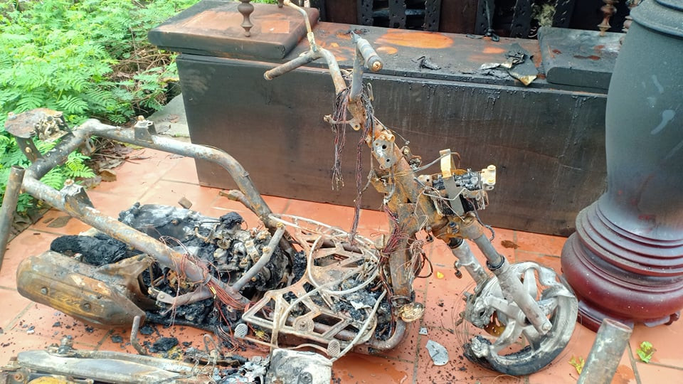 Một chiếc xe ga chỉ còn khung sau vụ cháy.