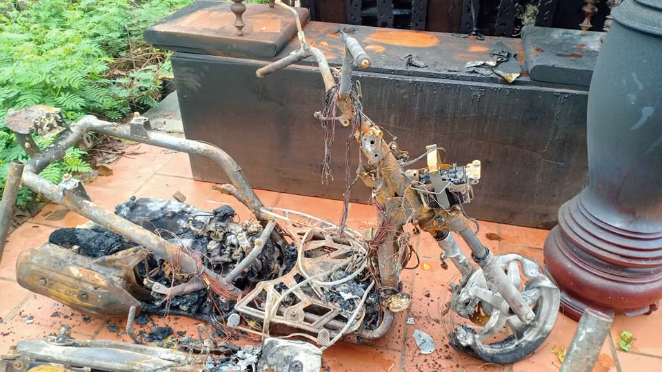 Một chiếc xe ga chỉ còn khung sau vụ cháy.