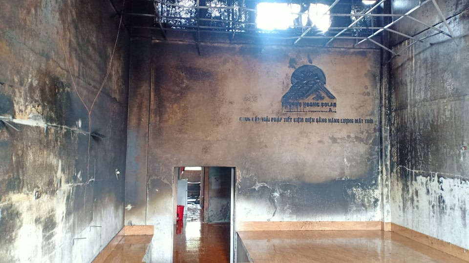 Nhận được tin báo, đại diện chính quyền địa phương và lực lượng công an đã tới hiện trường xác minh, làm rõ nguyên nhân vụ cháy. 