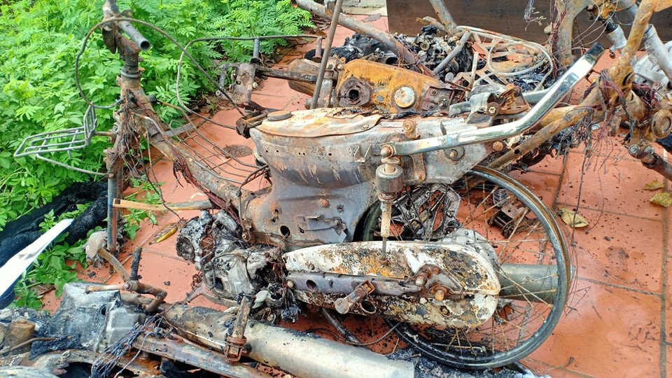 4 chiếc xe máy bị cháy trơ khung.