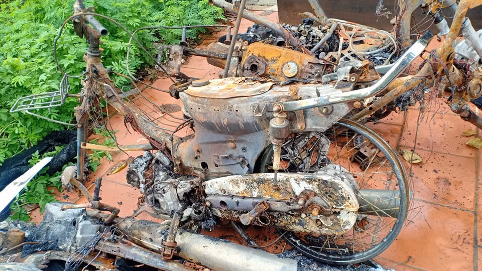 4 chiếc xe máy bị cháy trơ khung.