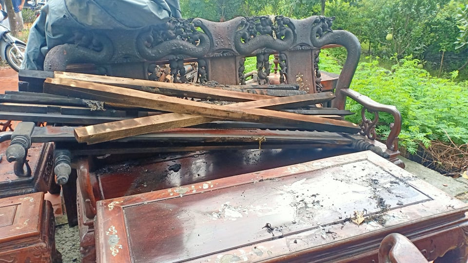 Bộ bàn ghế bị cháy hư hỏng.