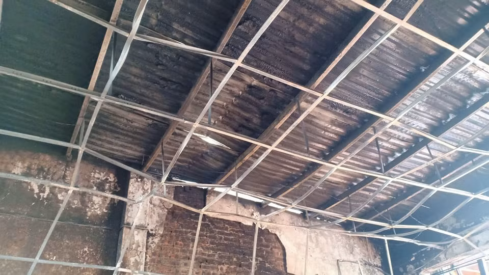 Được biết, anh Tầu có hoàn cảnh khó khăn, bố mẹ mất sớm và đang thất nghiệp do ảnh hưởng của dịch COVID-19. Trong số tài sản bị thiêu rụi có 4 chiếc xe máy là của người khác để nhờ. 