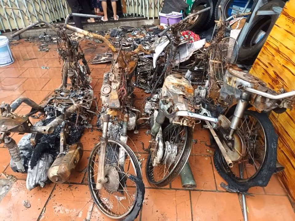 Vụ hỏa hoạn không gây thiệu hại về người nhưng đã thiêu rụi hoàn toàn 4 xe máy. Toàn bộ bàn ghế, ti vi, tủ lạnh và các thiết bị sinh hoạt khác đều bị hư hỏng. Tổng thiệt hại ước tính gần 200 triệu đồng.