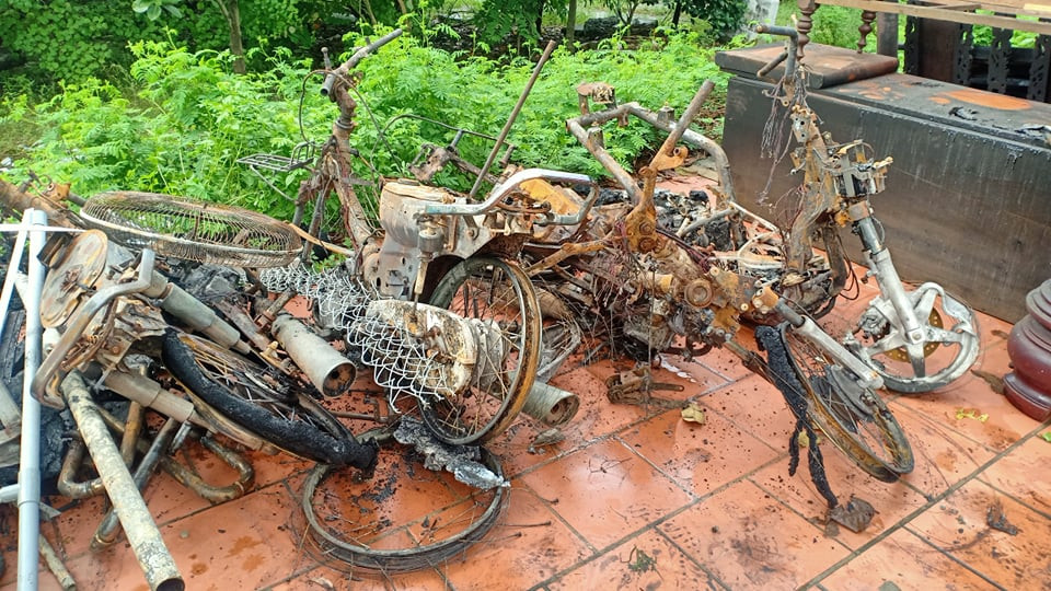 Nhiều xe máy chỉ còn là đống sắt vụn.