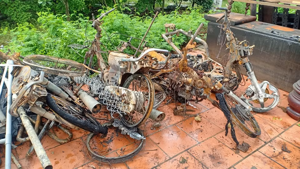 Nhiều xe máy chỉ còn là đống sắt vụn.