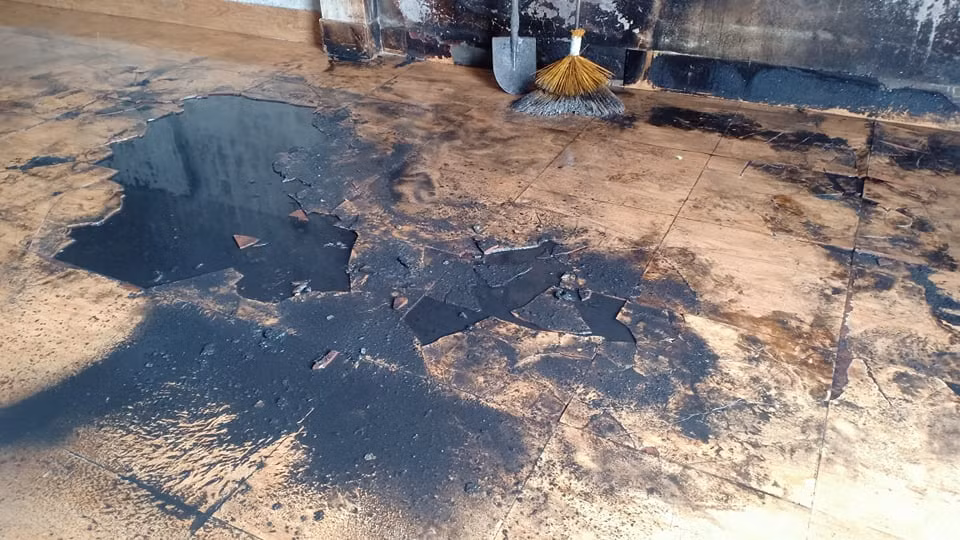 Gạch nát nền bị hư hỏng do vụ cháy.