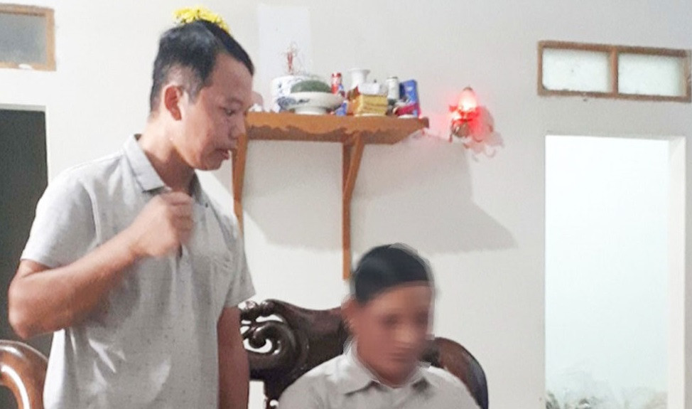 Thay lang chua hiem muon “quan he” voi nguoi benh: Diem mat nhung ga bien thai