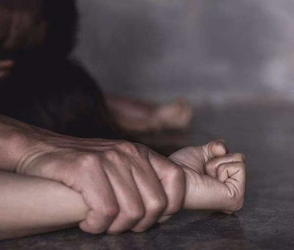 Những vụ việc trên là bài học cảnh tỉnh cho những người nhẹ dạ cả tin khi tìm đến lang băm. Việc khám chữa bệnh phải được thực hiện bởi các cơ sở y tế, các y bác sĩ có đạo đức, có trình độ chuyên môn thì mới đảm bảo an toàn và hiệu quả.Việc điều trị, khám chữa ở các thầy lang băm, không có giấy phép hành nghề, không có sự quản lý của nhà nước thì rất dễ bị lừa đảo, bị lợi dụng có thể gây thiệt hại đến tính mạng, sức khỏe, tài sản và hạnh phúc gia đình và có thể gây ra những chuyện dở khóc dở cười. 