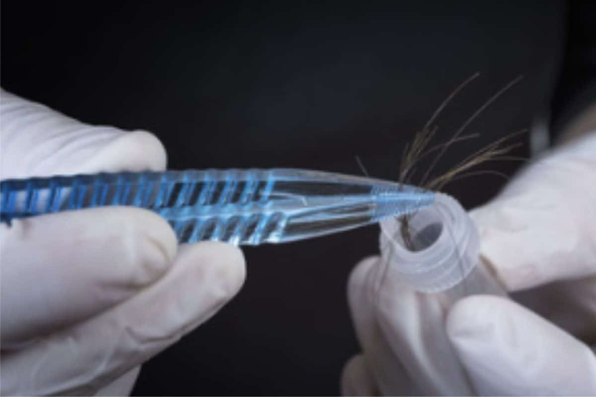 Khi cháu được 2 tuổi, anh X. lại nhiều lần đưa vợ đến nhờ ông H. khám chữa để sinh tiếp. Tháng 5/2021, vợ anh sinh thêm bé trai. Tuy nhiên, cháu thứ 2 có nhiều nhiều nét giống H. nên anh X. nghi ngờ và xét nghiệm ADN. Kết quả khiến gia đình bàng hoàng khi cả cả hai bé không cùng ADN với anh. Anh X. gặng hỏi thì vợ kể lại chuyện ông H. nhiều lần "thông tắc kinh mạch" cho mình bằng cách quan hệ tình dục. Mới đây, kết quả giám định ADN của Viện Khoa học hình sự (Bộ Công an) cho thấy, thầy lang H. chính là cha đẻ của hai đứa con do vợ anh X. sinh ra với xác suất 99.99%. (Ảnh minh họa).