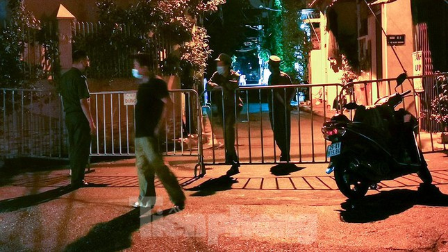 Lực lượng chức năng phong tỏa tạm thời khu vực để phục vụ công tác xét nghiệm.