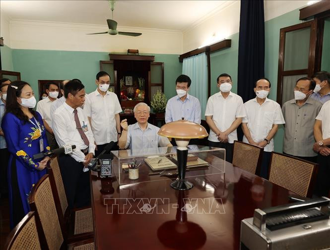 Tong Bi thu Nguyen Phu Trong dang huong tuong niem Chu tich Ho Chi Minh-Hinh-3