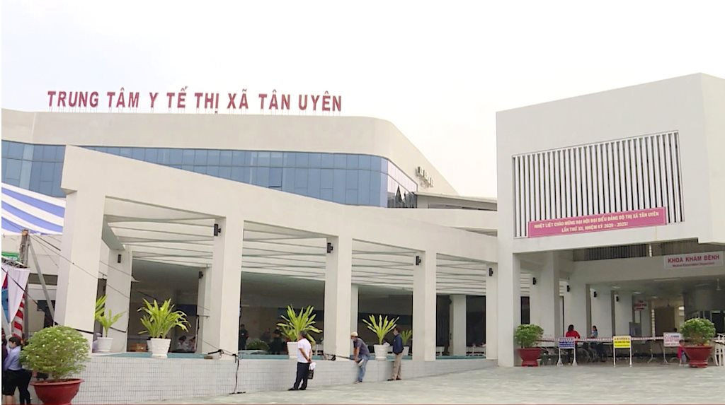  Cán bộ y tế câu kết trục lợi từ tiêm vắc xin COVID-19: Ngày 6/9, Công an thị xã Tân Uyên, Bình Dương đã khởi tố Lê Văn Thắng (24 tuổi, người trông xe) và Nguyễn Thái Hiệp (31 tuổi) – bác sĩ khoa Kiểm soát dịch bệnh của Trung tâm Y tế TX.Tân Uyên. Cả hai đối tượng đã cấu kết với nhau để tiêm vắc xin ngừa COVID-19 cho những người không thuộc đối tượng được tiêm nhằm trục lợi số tiền hàng chục triệu đồng.