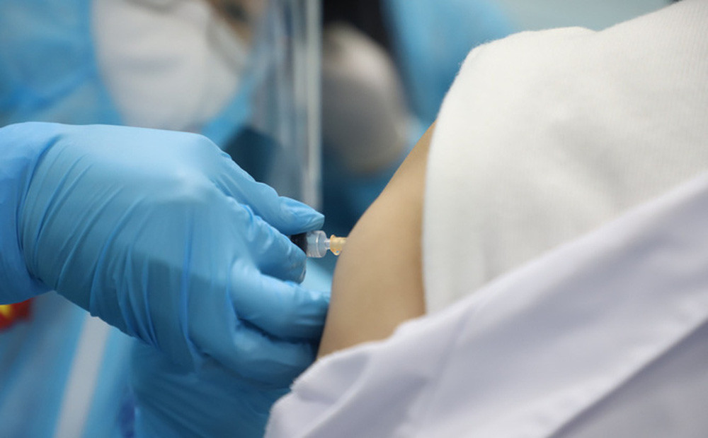  Nữ cán bộ phường ở Hà Nội đưa 4 người thân vào diện tiêm vắc xin: Cuối tháng 7/2021, Phường Tứ Liên (Tây Hồ, Hà Nội) đã chấm dứt hợp đồng với bà Trần Thu Tr. - nữ cán bộ phường do có hành vi ưu ái đưa nhiều người thân đi tiêm vắc xin phòng COVID-19. Cơ quan chức năng xác định, nữ cán bộ này đã đưa 4 người nhà vào diện tiêm chủng, trong đó có chồng và anh chị bên nhà chồng. (Ảnh minh họa)