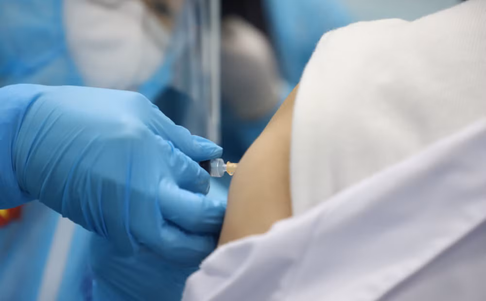  Nữ cán bộ phường ở Hà Nội đưa 4 người thân vào diện tiêm vắc xin: Cuối tháng 7/2021, Phường Tứ Liên (Tây Hồ, Hà Nội) đã chấm dứt hợp đồng với bà Trần Thu Tr. - nữ cán bộ phường do có hành vi ưu ái đưa nhiều người thân đi tiêm vắc xin phòng COVID-19. Cơ quan chức năng xác định, nữ cán bộ này đã đưa 4 người nhà vào diện tiêm chủng, trong đó có chồng và anh chị bên nhà chồng. (Ảnh minh họa)