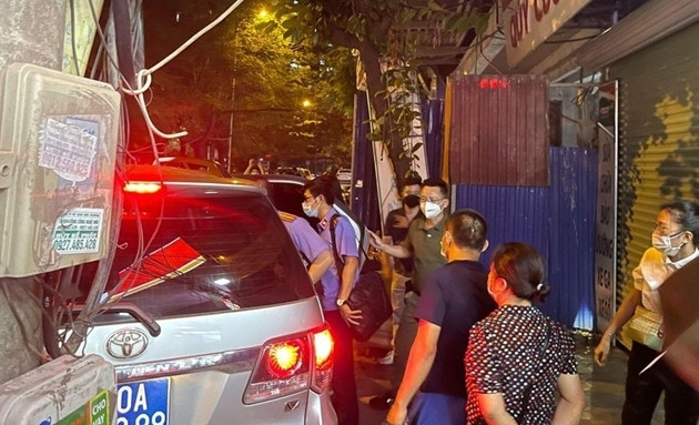 Trước đó, một trong những vụ án Công an quận Tây Hồ từng thụ lý điều tra đã bộc lộ những thiếu sót, thậm chí có dấu hiệu xâm phạm hoạt động tư pháp, nên lãnh đạo Công an thành phố Hà Nội ra quyết định tạm đình chỉ công tác đối với một số cán bộ Công an quận Tây Hồ, để làm rõ trách nhiệm. (Ảnh: Vietnamnet). 