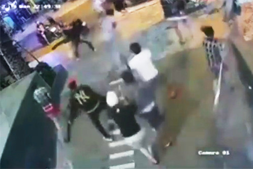 Do mâu thuẫn trên và bực tức vì không đòi được tiền cọc, bị đuổi về, Linh đã gọi cho Hồ Thanh Phương cùng nhiều người khác ra quán cà phê bàn bạc việc lấy lại tiền cọc. Cùng lúc, Quân "xa lộ" đến nhà ông Trung chơi và ông này kể lại chuyện Linh đến đòi tiền cọc.