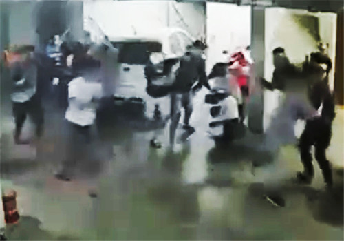 Đạt gọi cho Nguyễn Thanh Tiền, Phan Thanh Giàu, Giàu gọi thêm Nguyễn Hoàng Quân, Nguyễn Duy Khải, Đặng Quốc Duy... cùng tập hợp tại ngã tư và mang theo hung khí tới quán karaoke nêu trên chém nhiều nhát vào người Mai Văn Quân khiến Quân “xa lộ” tử vong. 