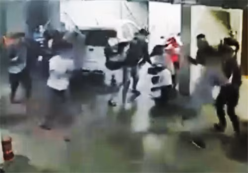 Đạt gọi cho Nguyễn Thanh Tiền, Phan Thanh Giàu, Giàu gọi thêm Nguyễn Hoàng Quân, Nguyễn Duy Khải, Đặng Quốc Duy... cùng tập hợp tại ngã tư và mang theo hung khí tới quán karaoke nêu trên chém nhiều nhát vào người Mai Văn Quân khiến Quân “xa lộ” tử vong. 