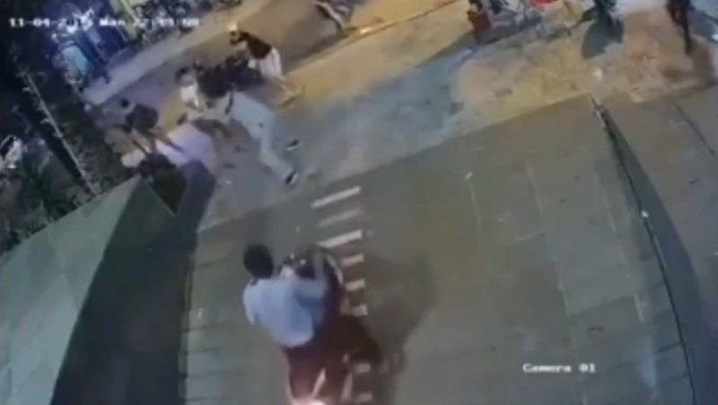 Khoảng 22h50 tối ngày 4/11/2019, tại quán karaoke Nike Vip (đường Khổng Tử, quận Thủ Đức), Mai Văn Quân, Lý Văn Tư và Võ Thùy Linh nhắn tin qua lại nói chuyện và thách thức gặp nhau để giải quyết. Lúc này Nguyễn Tiến Minh Tài nói Hồ Thanh Phương gọi điện thoại kêu thêm người nên Phương gọi điện thoại cho Vương Vũ Hoàng, Hoàng rủ thêm Hồ Thanh Đạt, Nguyễn Ngọc Thạch ra gặp nhau tại ngã tư Bình Thái.