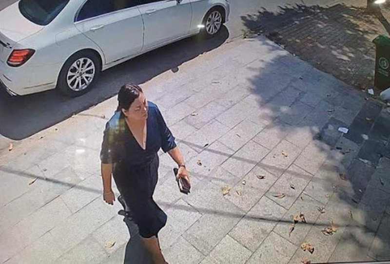 Theo cáo trạng của VKSND TP HCM, năm 2017, Trần Ngọc Thủy (SN 1984) ký hợp đồng mua bán căn nhà mặt tiền đường Sương Nguyệt Ánh (quận 1, TP HCM) cho Lê Công Tuấn Anh (SN 1991) với giá 100 tỷ đồng. Hợp đồng thể hiện bên mua đưa trước 35 tỷ đồng và chuyển số còn lại khi bên bán bàn giao giấy tờ. Đến năm 2019, bà Thủy không làm theo thỏa thuận nên ông Tuấn Anh giao cho Võ Thùy Linh (vừa từ Úc trở về) đứng ra giải quyết. (Ảnh: Võ Thùy Linh)