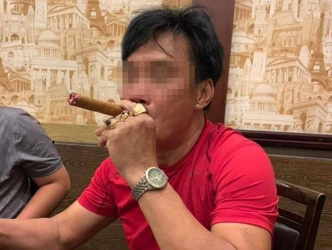 Mới đây (16/9), VKSND TP HCM hoàn tất cáo trạng truy tố Võ Thùy Linh (SN 1990), Hồ Thanh Phương (SN 1986) cùng 10 bị can khác về tội "Giết người". Nạn nhân trong vụ án là Mai Văn Quân (SN 1966, trùm giang hồ khu giáp ranh Sài Gòn, Bình Dương, Đồng Nai, biệt danh Quân "xa lộ"). (Ảnh: Quân "Xa lộ" khi chưa bị sát hại)