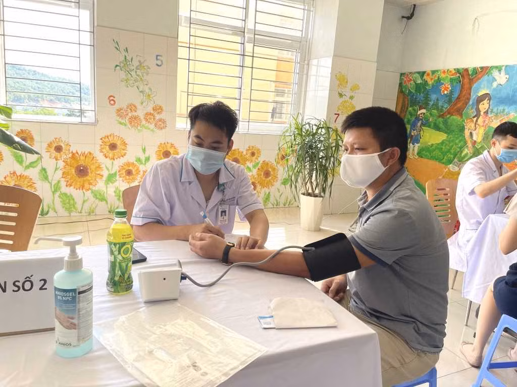 Quang Ninh: Quyet tam hoan thanh tiem vac xin mui 1 cho 100% nguoi dan-Hinh-2