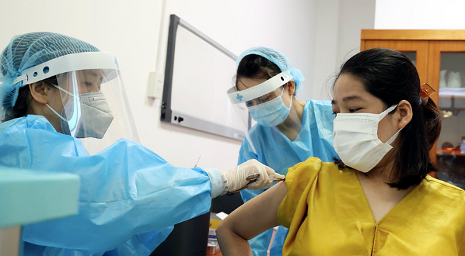 Tiem vac xin COVID-19 xong tiem them viem gan sieu vi B duoc khong?