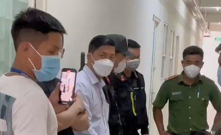 Ông Võ Thanh Quan, Bí thư Đảng ủy phường Vĩnh Phú cho biết, sáng 28/9, nhận được thông tin của Ban quản lý chung cư Ehome 4 về trường hợp khóa cửa, không chịu xét nghiệm COVID-19. Hầu hết người dân đã xét nghiệm xong chỉ còn bà Lan, trong khi đó sáng cùng ngày, lượng y tế đã phát hiện 2 ca F0 nên ông rất lo lắng. Do đó, ông đề nghị cán bộ cảnh sát khu vực gõ cửa gọi bà Lan ra xét nghiệm và nói rõ bên ngoài hiện không còn ai, chỉ chờ mình bà. Tuy nhiên, bà Lan đóng cửa, không hợp tác, do đó đã mời thợ khóa đến mở cửa và đưa bà Lan đi xét nghiệm, đồng thời lập biên bản vụ việc.