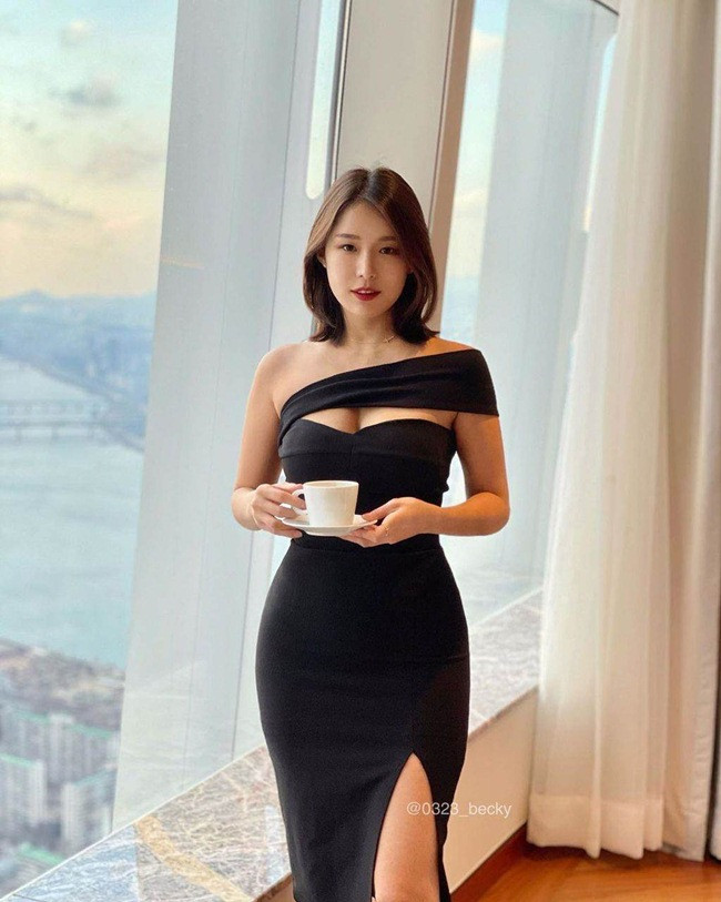 Người hâm mộ của Becky cho biết, có vô số mỹ nữ ở Hàn Quốc nhưng đa số đều nhờ đến thẩm mỹ hoặc trang điểm. Becky cao 1m60, nặng 45kg, có vẻ đẹp tự nhiên, thân hình cân đối và khí chất rất tuyệt vời nên họ bị thu hút.