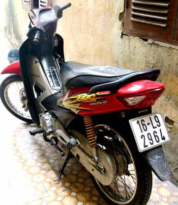 Trước đó, tại cơ quan điều tra, Giang lạnh lùng chối tội, ngoan cố không chịu khai nhận tội ác. Giang khai rằng, chị H. không đến nhà hắn một mình mà đến cùng một người đàn ông lạ mặt. Tại đây, Giang đã mượn xe của chị H. đi ra ngoài vì có công chuyện. Mọi chuyện sau đó như thế nào hắn không hề hay biết. Tuy nhiên, khi cơ quan điều tra đưa ra hàng loạt bằng chứng không thể chối tội thì hắn mới cúi đầu thừa nhận. (Ảnh: Xe máy của nạn nhân)