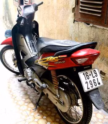 Trước đó, tại cơ quan điều tra, Giang lạnh lùng chối tội, ngoan cố không chịu khai nhận tội ác. Giang khai rằng, chị H. không đến nhà hắn một mình mà đến cùng một người đàn ông lạ mặt. Tại đây, Giang đã mượn xe của chị H. đi ra ngoài vì có công chuyện. Mọi chuyện sau đó như thế nào hắn không hề hay biết. Tuy nhiên, khi cơ quan điều tra đưa ra hàng loạt bằng chứng không thể chối tội thì hắn mới cúi đầu thừa nhận. (Ảnh: Xe máy của nạn nhân)