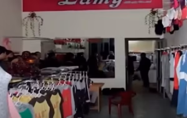 Cơ quan điều tra đã sàng lọc các đối tượng, cảnh sát đã dựng lên một số đối tượng nghi vấn đưa về trụ sở xác minh, đồng thời phát động quần chúng nhân dân tố giác tội phạm. Sau đó, một tổ công tác qua kiểm tra căn nhà số 676 đường Quán Trữ do Nguyễn Dũng Giang (SN 1980) thuê làm cửa hàng bán quần áo đã phát hiện có nhiều dấu hiệu khả nghi. (Ảnh ANTV)