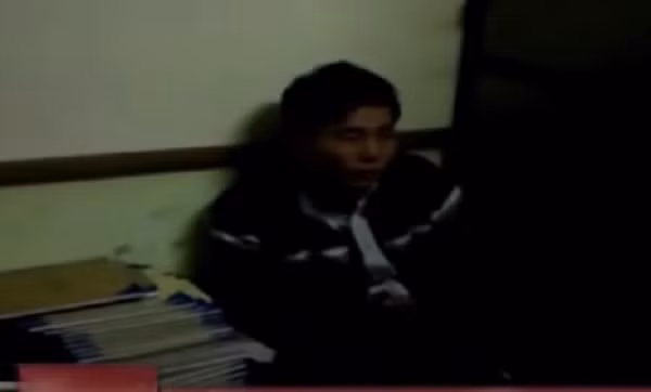 Tại đây, cảnh sát phát hiện có chiếc chiếu ướt và có mùi tanh khó chịu. Giang có nhiều điểm bất thường. Tuy nhiên khi được mời về công an phường Quán Trữ làm việc với thái độ rất bình thản, một mực khẳng định không liên quan đến vụ án. (Ảnh ANTV)