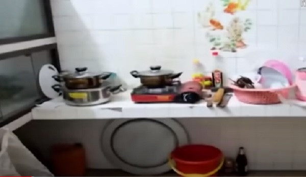 Nhằm phi tang, hung thủ dùng dao cắt đầu, tay nạn nhân rồi vứt mỗi thứ một nơi. Đầu vất ở sông Lạch Tray và tay, quần áo nạn nhân giấu ở một ngôi nhà hoang còn thi thể chị H. vất ra bãi đất trống gần đó rồi phủ rác lên... Để che giấu tội ác, tên Giang lấy nước lau sạch vết máu trên thi thể nạn nhân rồi mới mang đi vất lúc nửa đêm giá lạnh mọi nhà đều đóng cửa chìm trong giấc ngủ. Sau khi lấy của nạn nhân hai chiếc nhẫn, tiền, tên Giang đem chiếc xe máy Honda wave RS màu đỏ đen, biển số 16L9 - 2964 cướp được gửi ở gầm cầu Niệm. (Ảnh ANTV)