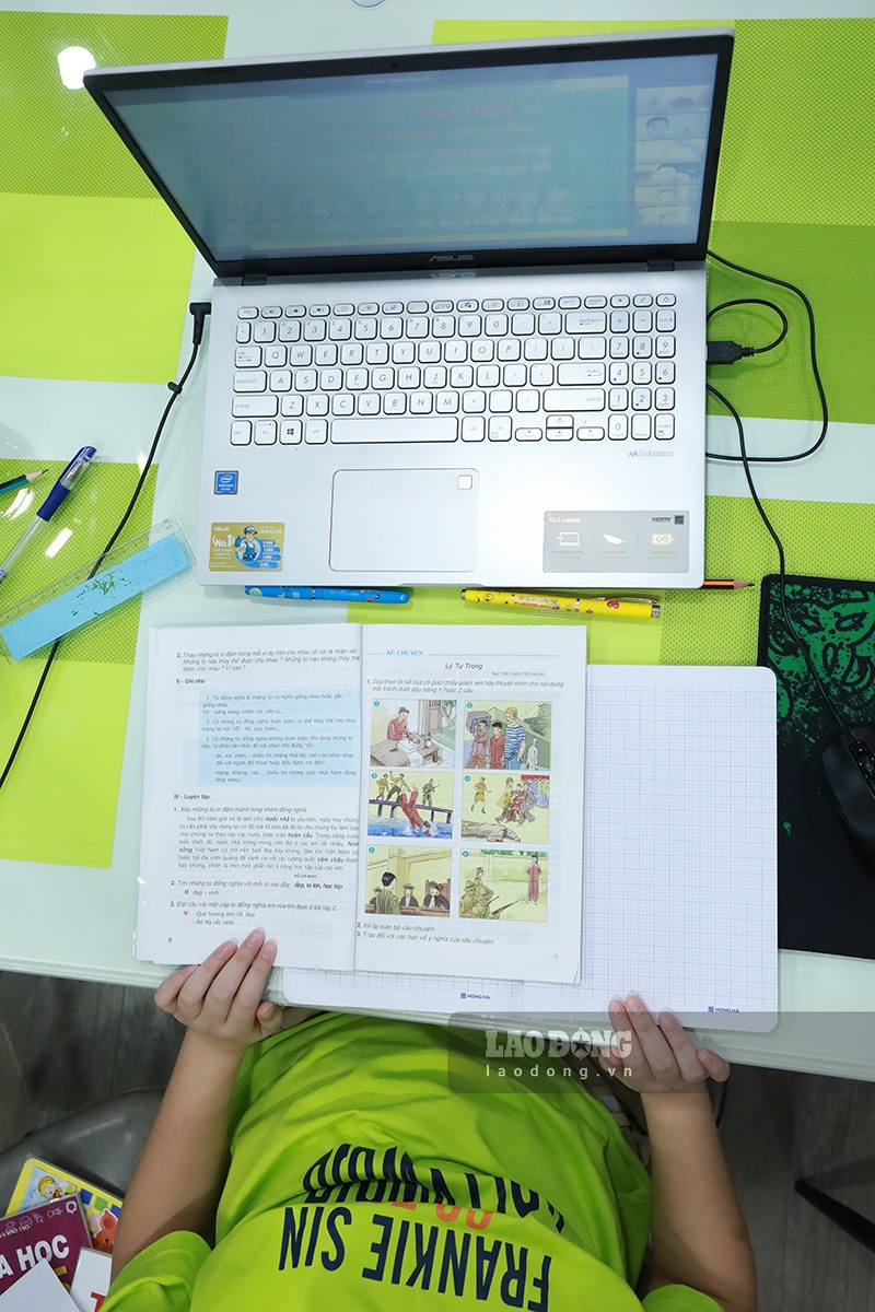 Nếu như trước kia chỉ học với sách giáo khoa và vở viết thì hiện tại, máy tính cũng trở thành công cụ học tập của con. Con và các bạn đều rất thích thú khi học tiết đầu tiên vì được gặp và trò chuyện cùng nhau. Ảnh: Hải Nguyễn