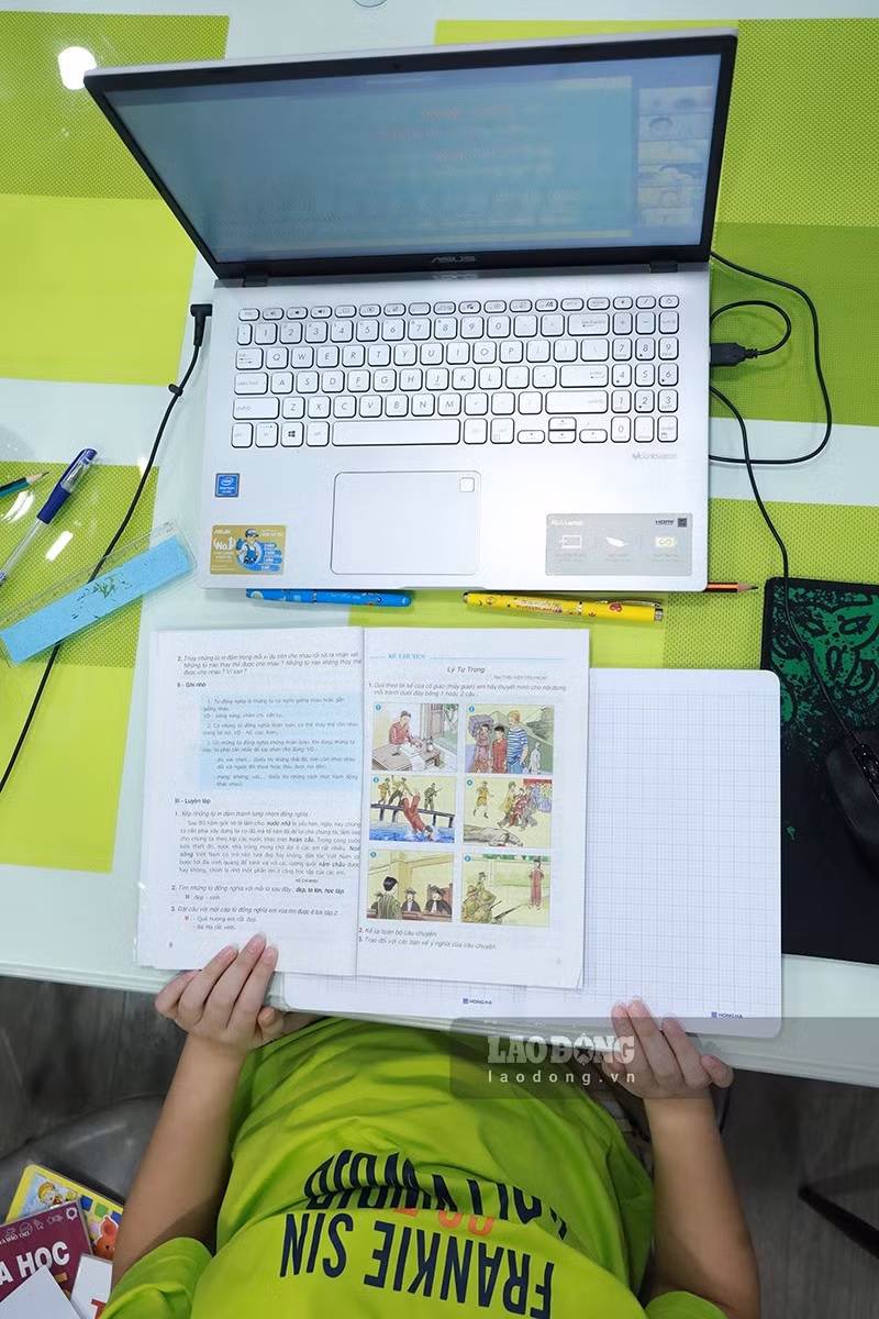 Nếu như trước kia chỉ học với sách giáo khoa và vở viết thì hiện tại, máy tính cũng trở thành công cụ học tập của con. Con và các bạn đều rất thích thú khi học tiết đầu tiên vì được gặp và trò chuyện cùng nhau. Ảnh: Hải Nguyễn