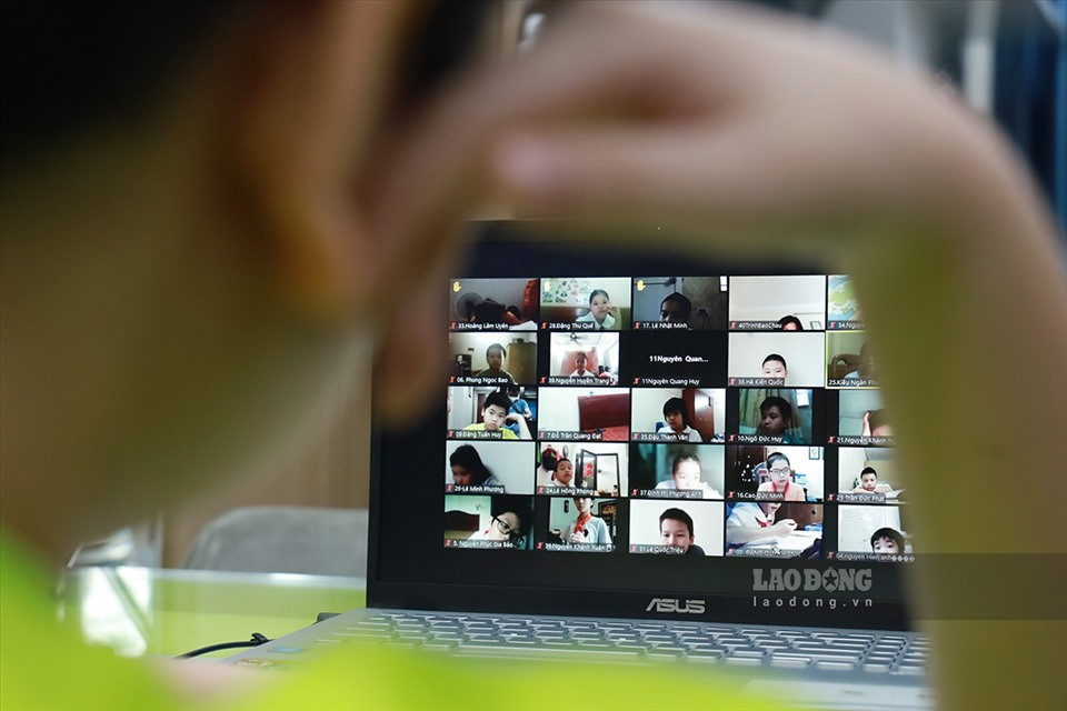 Học online là giải pháp để đảm bảo sức khỏe cho con và các bạn trong tình hình dịch bệnh nhưng con chỉ mong sẽ hết dịch thật nhanh để được đến lớp. Con muốn đến trường lắm rồi... Ảnh: Hải Nguyễn