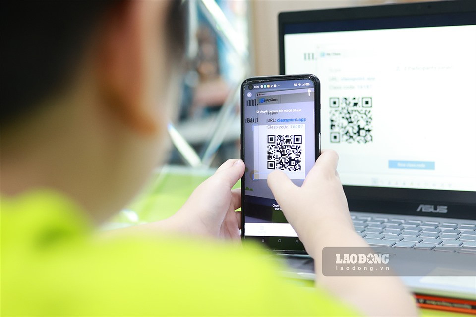 Mỗi môn học, các thầy cô sẽ có nhiều cách khác nhau để tương tác với con và các bạn. Các cô có thể gọi phát biểu hoặc cho con trả lời thông qua ứng dụng trên điện thoại. Nhờ những điều này nên con cảm giác tiết học không bị nhàm chán.Ảnh: Hải Nguyễn