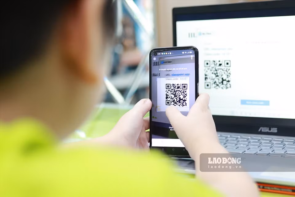 Mỗi môn học, các thầy cô sẽ có nhiều cách khác nhau để tương tác với con và các bạn. Các cô có thể gọi phát biểu hoặc cho con trả lời thông qua ứng dụng trên điện thoại. Nhờ những điều này nên con cảm giác tiết học không bị nhàm chán.Ảnh: Hải Nguyễn