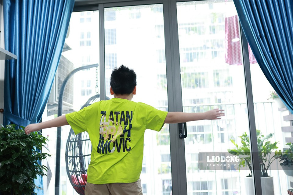 Kết thúc 2 môn "Luyện từ và câu", "Tin học", con được cô giáo cho nghỉ giải lao 5 phút giữa buổi học. Cô liên tục nhắc con và các bạn không nên ngồi trước màn hình máy tính quá lâu và giờ giải lao là lúc nên đứng dậy đi lại, tập thể dục, vận động cơ thể. Ảnh: Hải Nguyễn