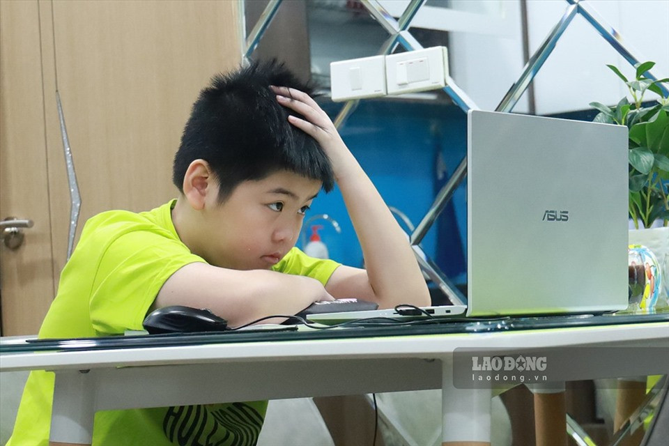 Học online giúp con được giao tiếp với thầy cô, bạn bè nhưng con cũng hơi buồn vì chỉ được gặp mọi người qua màn hình máy tính. Con cảm thấy muốn được lên lớp học hơn là ngồi học trực tuyến tại nhà. Ảnh: Hải Nguyễn