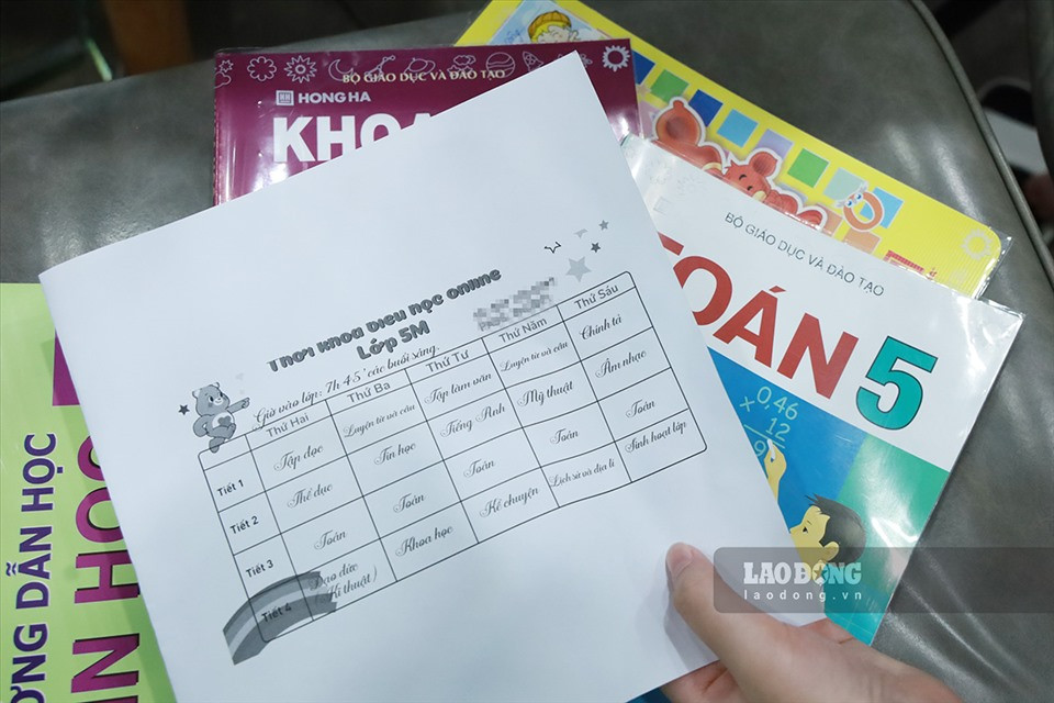 Hôm nay, con sẽ học 4 tiết là các môn Luyện từ và câu, Tin học, Toán và Khoa học. Con đã chuẩn bị sách vở ngay chỗ ngồi để không phải đi lại nhiều làm ảnh hưởng tới buổi học. Ảnh: Hải Nguyễn