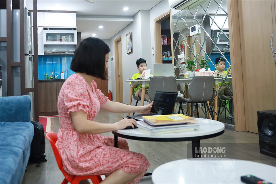 Con luôn có sự hỗ trợ của mẹ trong suốt buổi học online, nhất là khi gặp sự cố về mạng hay những câu hỏi cần dùng tới điện thoại của mẹ. Ảnh: Hải Nguyễn