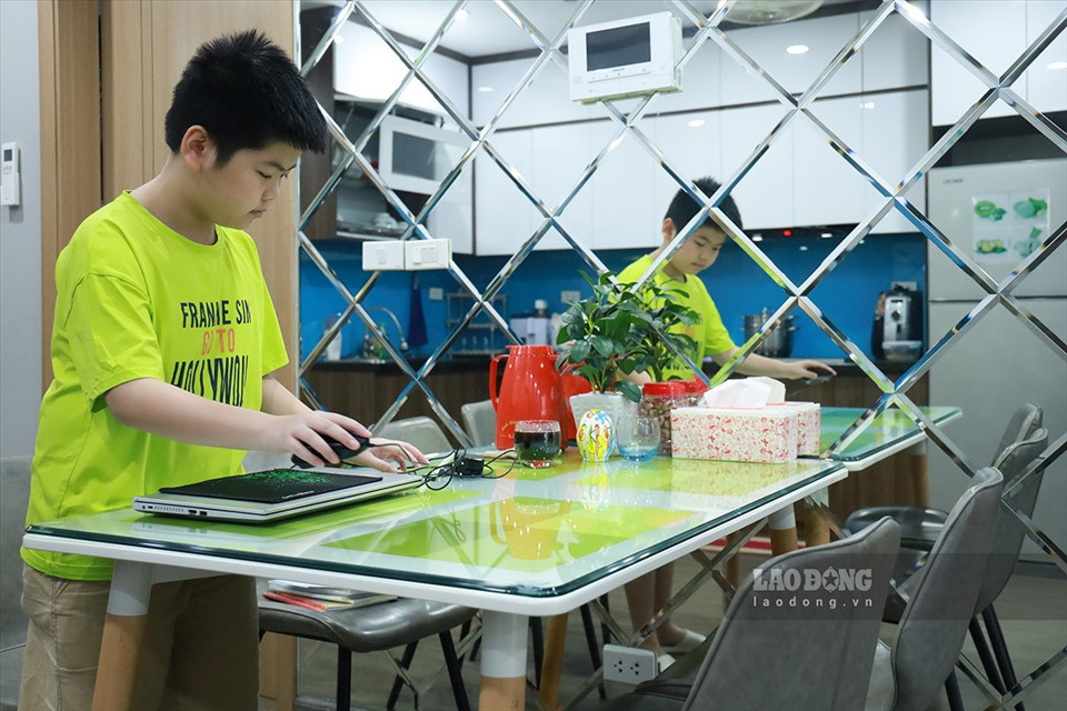 Một buổi học của con bắt đầu lúc 7h45 phút. Trước đó, con đã tự chuẩn bị sách giáo khoa, vở viết và máy tính để sẵn sàng cho buổi học online. Ảnh: Hải Nguyễn