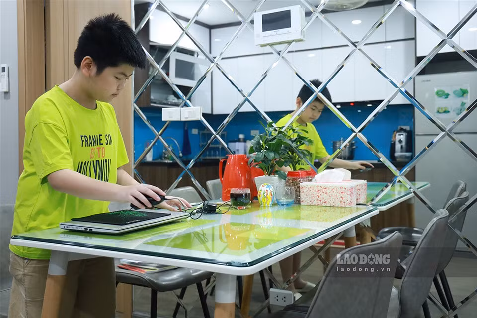 Một buổi học của con bắt đầu lúc 7h45 phút. Trước đó, con đã tự chuẩn bị sách giáo khoa, vở viết và máy tính để sẵn sàng cho buổi học online. Ảnh: Hải Nguyễn