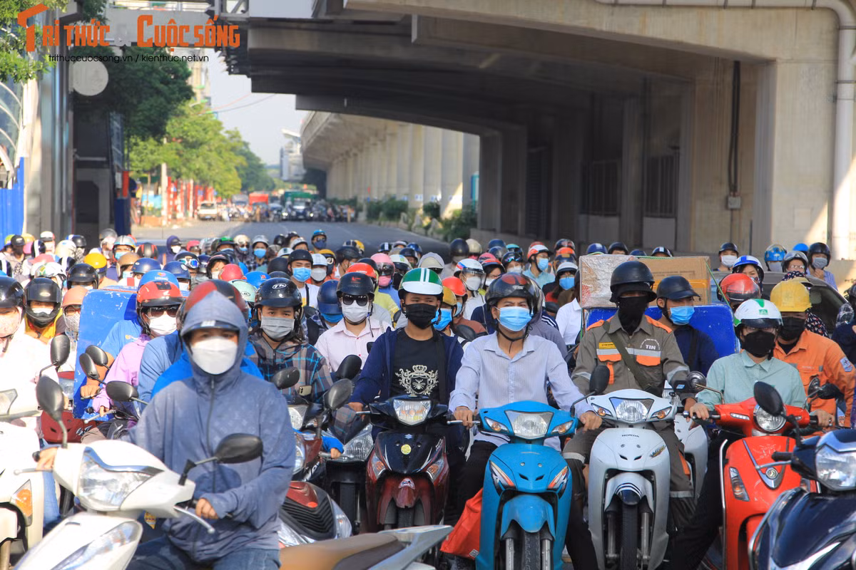 Nguoi tiem 2 mui vac xin duoc ra duong: “Bo Y Te phai chu dong“