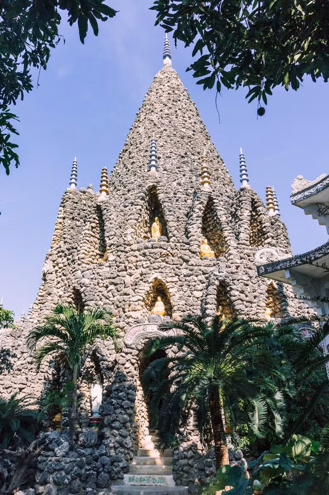 Bi an thap vo oc cao nhat Viet Nam va “18 tang dia nguc” o Chua Oc